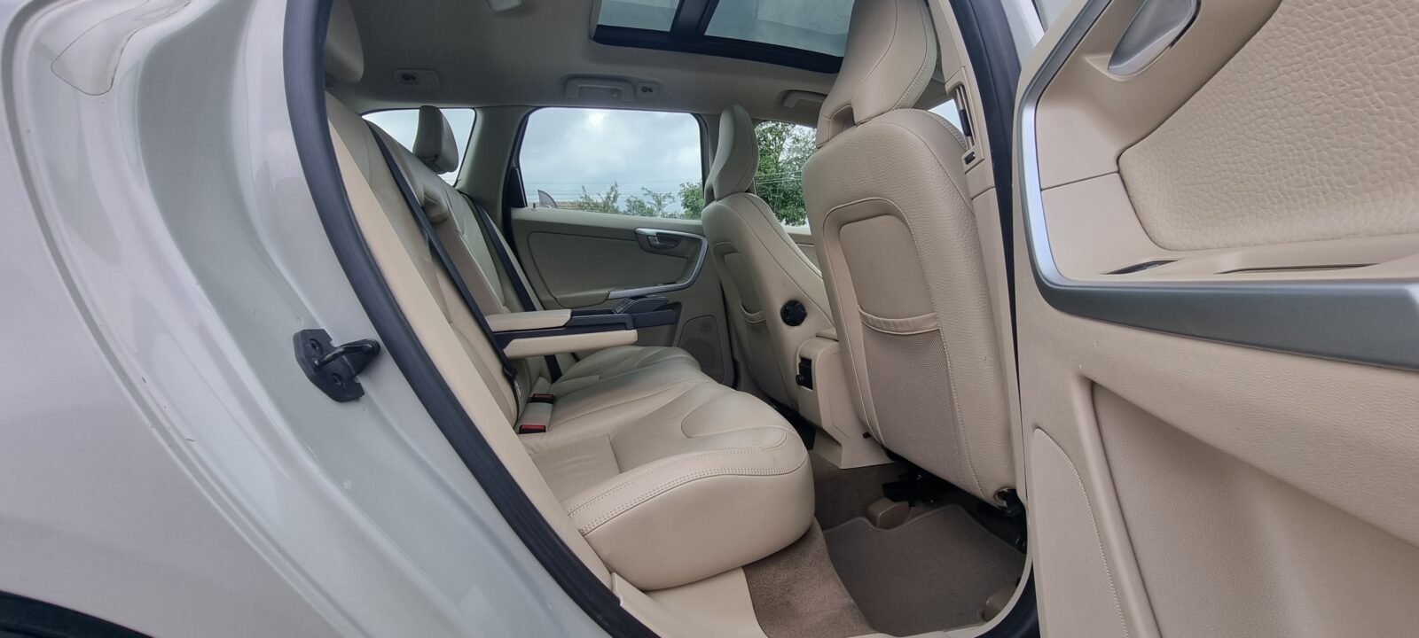VOLVO XC60 4X4, 2.4 DIESEL, 163 CP, AN 2011, EURO 5     RATE-LIVRARE-GARANTIE