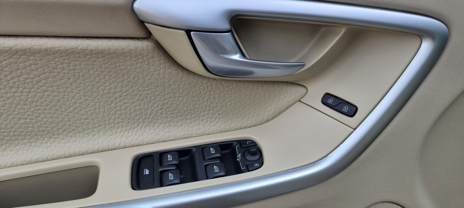 VOLVO XC60 4X4, 2.4 DIESEL, 163 CP, AN 2011, EURO 5     RATE-LIVRARE-GARANTIE