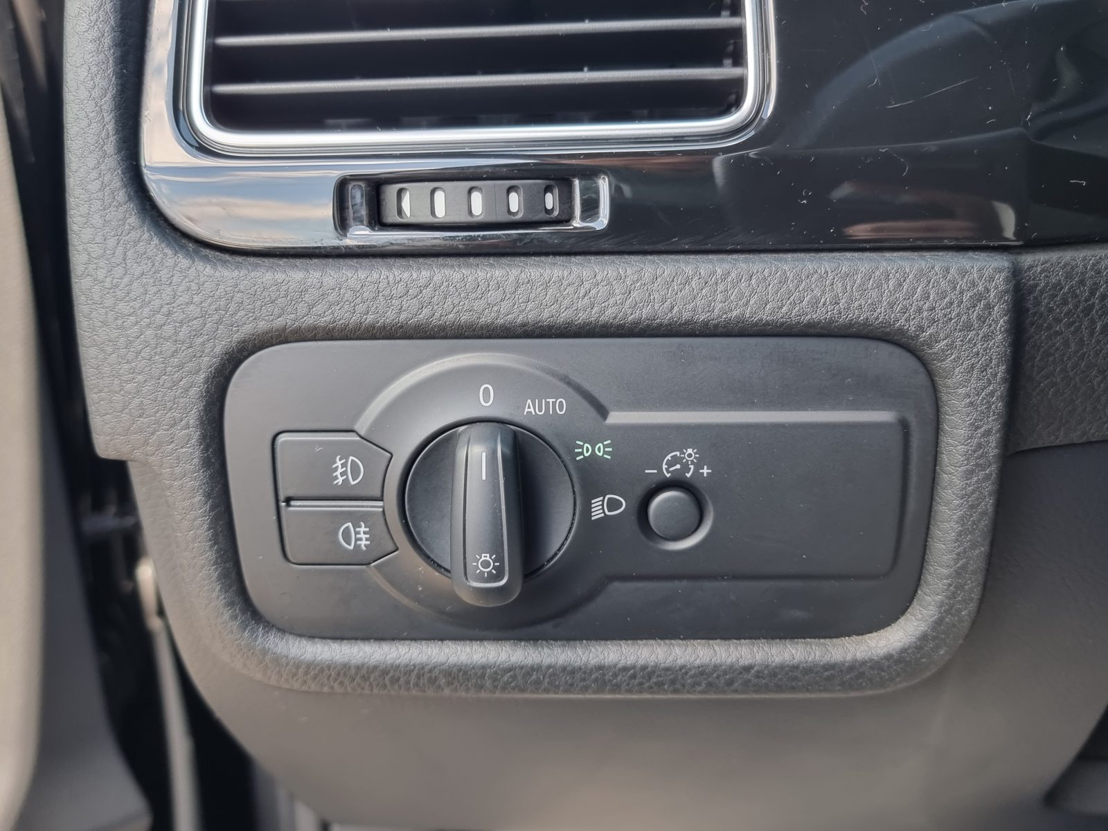 VW TOUAREG, 3.0 TDI, 245 CP, AN 2012, EURO 5    REVIZIE EFECTUATA ( DISTRIBUTIE + ULEI SI FILTRE )       RATE-LIVRARE-GARANTIE