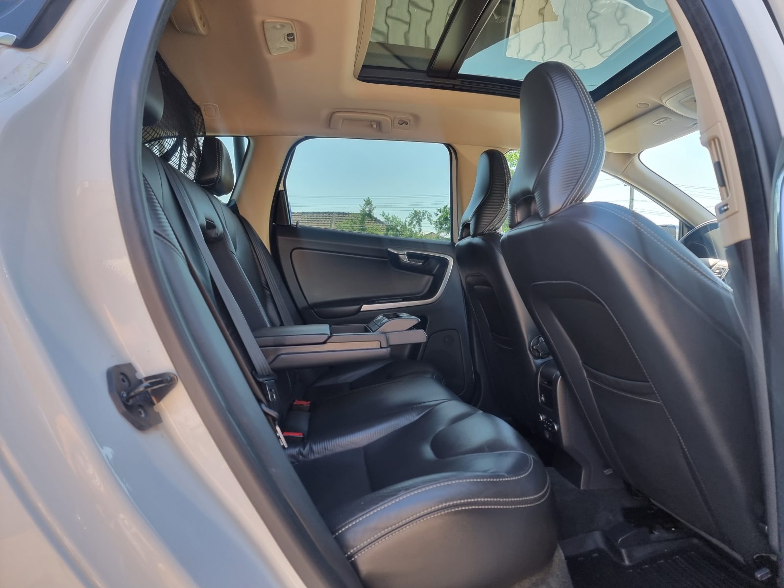VOLVO XC60 4X4 R-DESIGN, 2.4 DIESEL, 215 CP, AN 2012, EURO 5       RATE-LIVRARE-GARANTIE