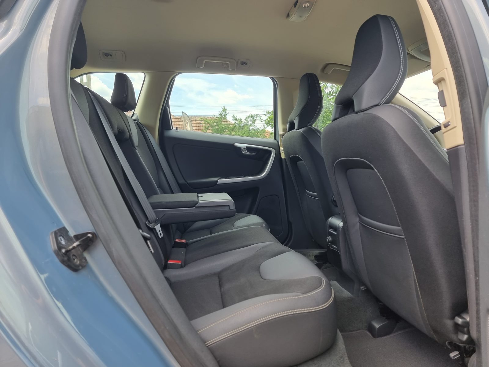 VOLVO XC60 4X4, 2.4 DIESEL, 163 CP, AN 2011, EURO 5      RATE-LIVRARE-GARANTIE
