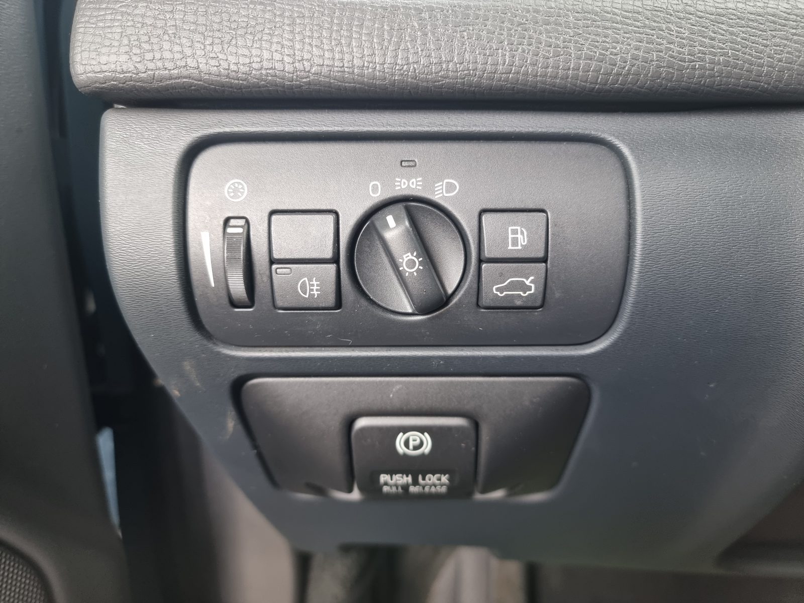 VOLVO XC60 4X4, 2.4 DIESEL, 163 CP, AN 2011, EURO 5      RATE-LIVRARE-GARANTIE