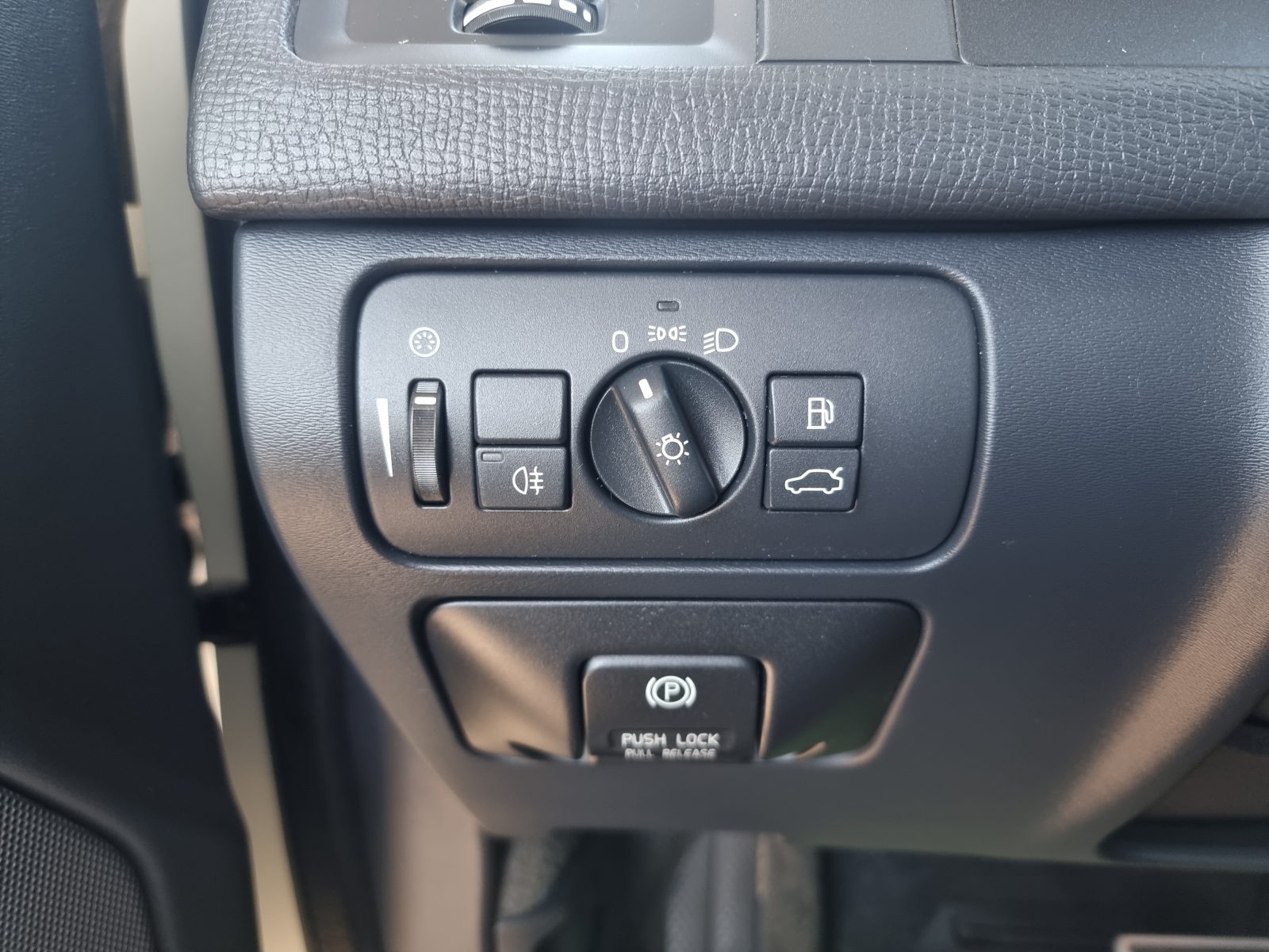 VOLVO XC60 4X4 R-DESIGN, 2.4 DIESEL, 215 CP, AN 2012, EURO 5       RATE-LIVRARE-GARANTIE