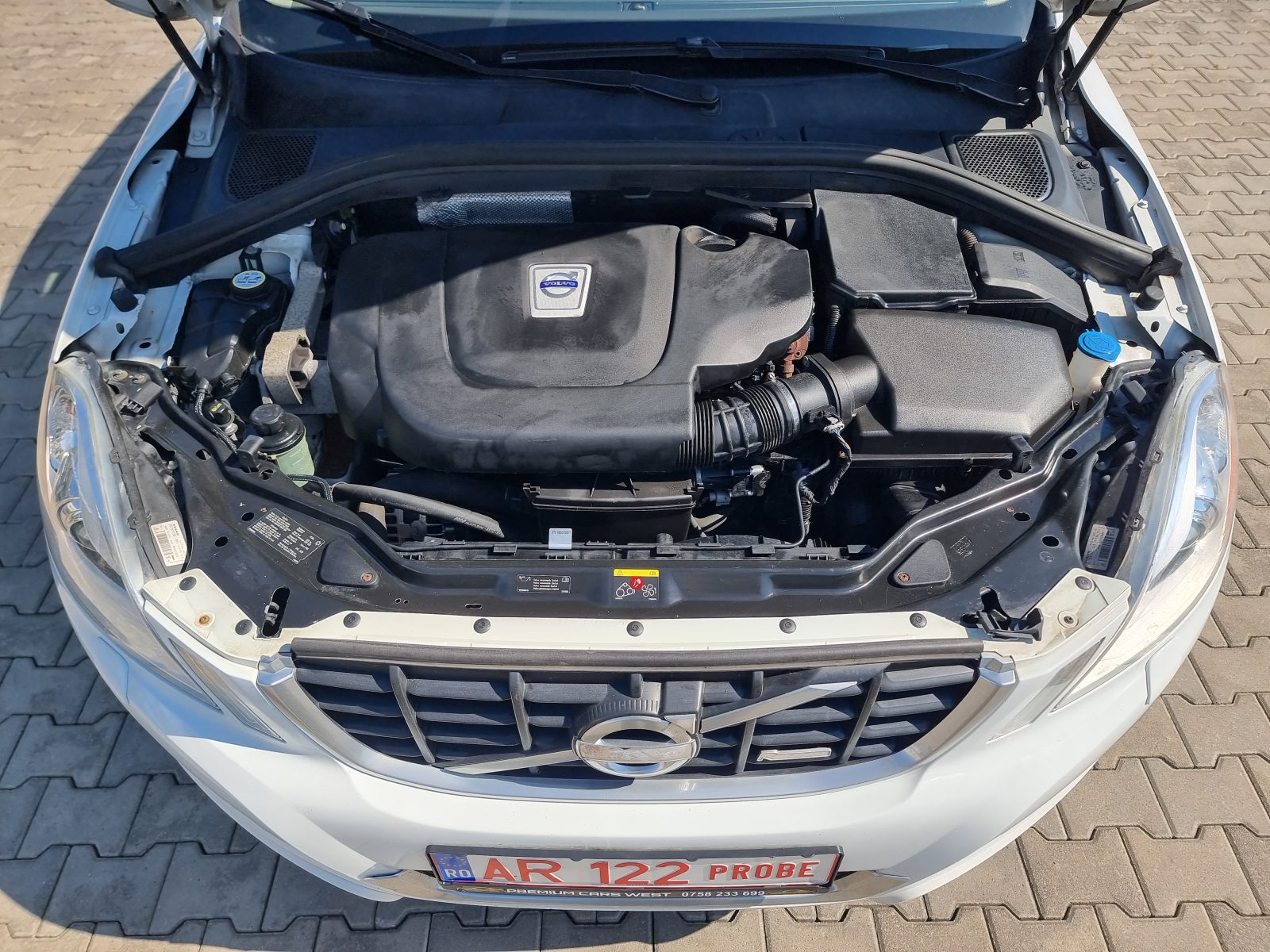 VOLVO XC60 4X4 R-DESIGN, 2.4 DIESEL, 215 CP, AN 2012, EURO 5       RATE-LIVRARE-GARANTIE