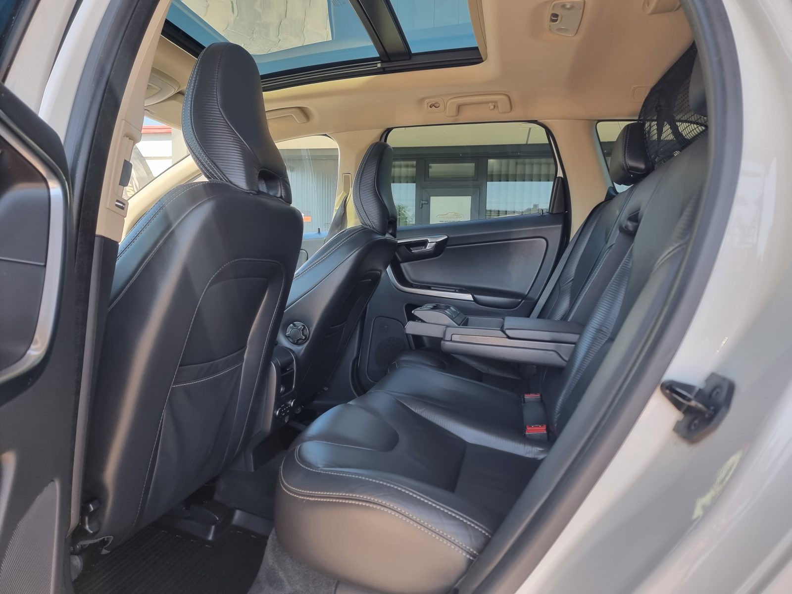 VOLVO XC60 4X4 R-DESIGN, 2.4 DIESEL, 215 CP, AN 2012, EURO 5       RATE-LIVRARE-GARANTIE