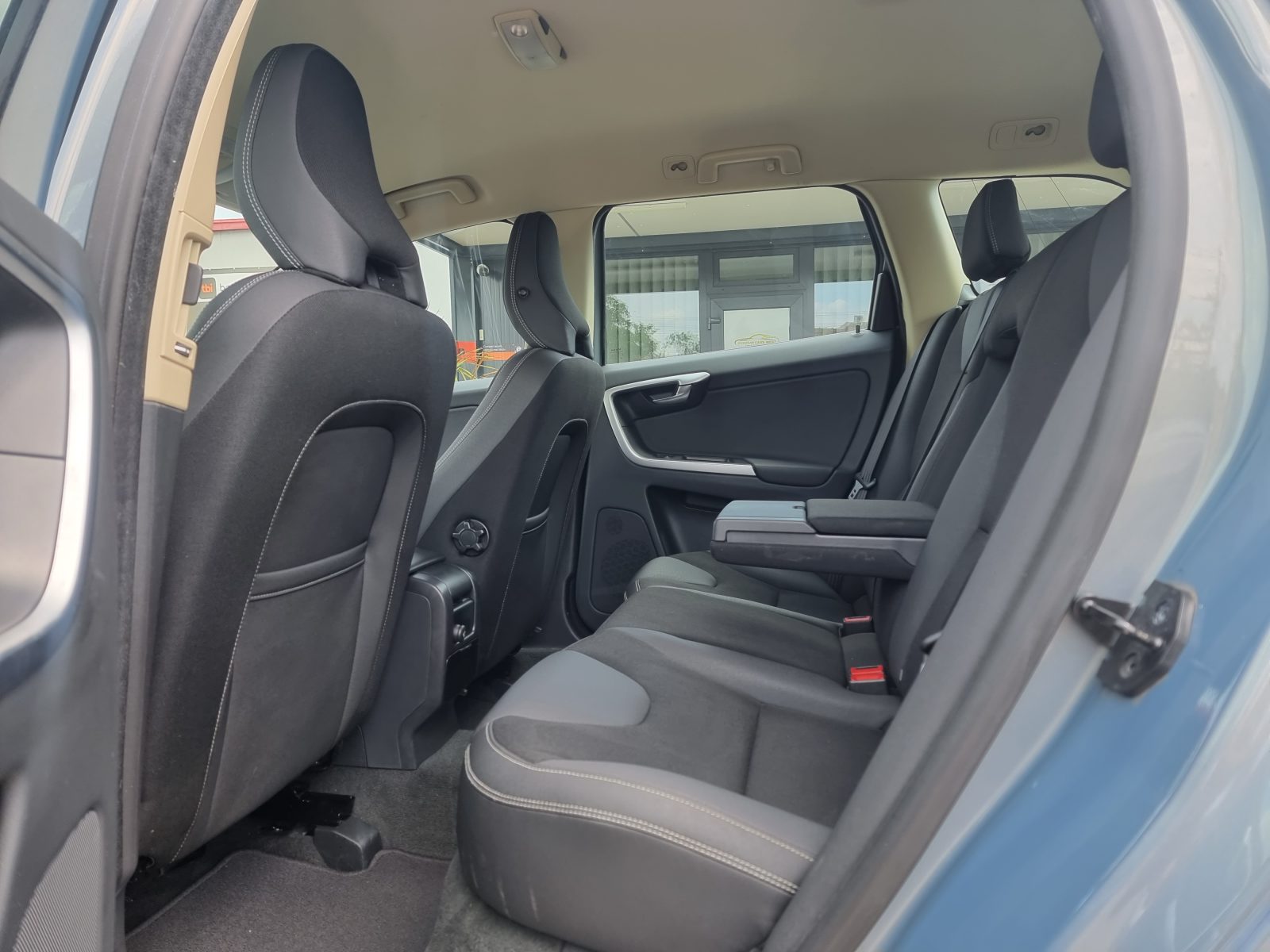 VOLVO XC60 4X4, 2.4 DIESEL, 163 CP, AN 2011, EURO 5      RATE-LIVRARE-GARANTIE