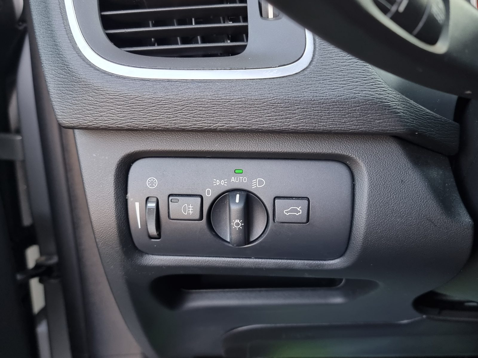 VOLVO V40, 2.0 DIESEL, 120 CP, AN 2017, EURO 6         RATE-LIVRARE-GARANTIE